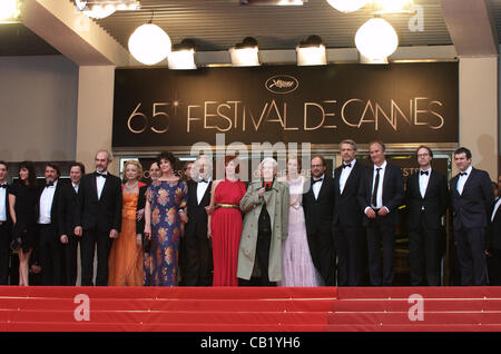 21. Mai 2012 - Cannes, Frankreich - CANNES, Frankreich - Mai 21: (4-L-R) Akteure Anny Duperey, Pierre Arditi, Sabine Azema, Regisseur Alain Resnais und Schauspieler Anne Consigny, Denis Podalydès, Lambert Wilson und Hippolyte Girardot "Vous N'avez Encore Rien Vu" Premiere während der 65. jährlichen Cannes Fil zu besuchen Stockfoto