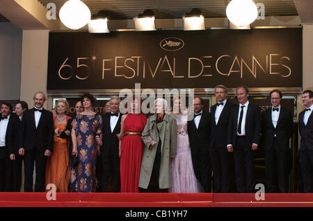 21. Mai 2012 - Cannes, Frankreich - CANNES, Frankreich - Mai 21: (4-L-R) Akteure Anny Duperey, Pierre Arditi, Sabine Azema, Regisseur Alain Resnais und Schauspieler Anne Consigny, Denis Podalydès, Lambert Wilson und Hippolyte Girardot "Vous N'avez Encore Rien Vu" Premiere während der 65. jährlichen Cannes Fil zu besuchen Stockfoto