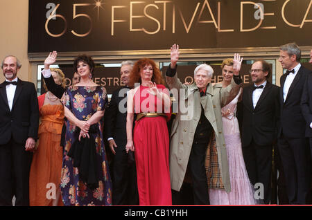 21. Mai 2012 - Cannes, Frankreich - CANNES, Frankreich - Mai 21: (4-L-R) Akteure Anny Duperey, Pierre Arditi, Sabine Azema, Regisseur Alain Resnais und Schauspieler Anne Consigny, Denis Podalydès, Lambert Wilson und Hippolyte Girardot "Vous N'avez Encore Rien Vu" Premiere während der 65. jährlichen Cannes Fil zu besuchen Stockfoto