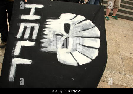 London, UK. Dienstag, 22. Mai 2012 hält "Hölle" Protest-Flagge an den Protesten gegen die Royal Dutch Shell plc als die Gesellschaft es AGM. Das Barbican Centre in der Stadt diente als Sat-Veranstaltungsort für die Besprechung. Stockfoto