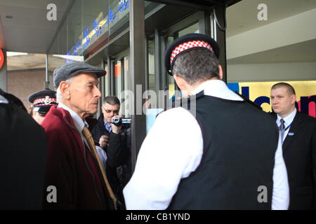 London, UK. Dienstag, 22. Mai 2012 Proteste gegen Royal Dutch Shell plc als Unternehmen hält es AGM. Das Barbican Centre in der Stadt diente als Sat-Veranstaltungsort für die Besprechung. Stockfoto