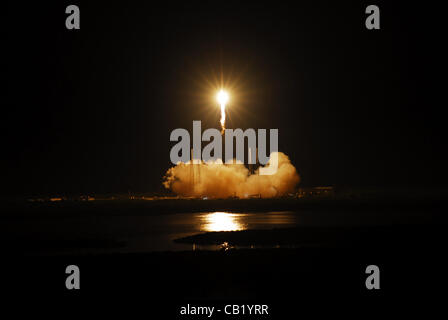 SpaceX Falcon 9 Rakete steigt in die Luft vom Raum starten Komplex-40 auf Cape Canaveral Air Force Station mit der Dragon-Kapsel zu orbit 22. Mai 2012 in Cape Canaveral, Florida, USA. Stockfoto