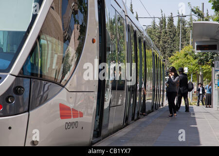 Passagiere an Bord Jerusalem Light Rail Transit-Straßenbahn an Herzl Boulevard Yeffe Nof Station. Ein Jahr in Betrieb erreicht täglichen Personenverkehr nur 50 Prozent der Erwartungen. Jerusalem, Israel. 22. Mai 2012. Stockfoto