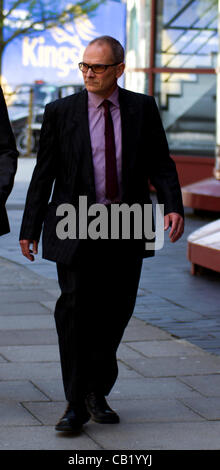 London, UK. 22. Mai 2012. PC Alex MacFarlane verlässt Westminster Magistrates Court, London. PC Alex MacFarlane angeblich missbraucht rassistisch einen schwarzen Mann während des letzten Sommers Unruhen. Stockfoto