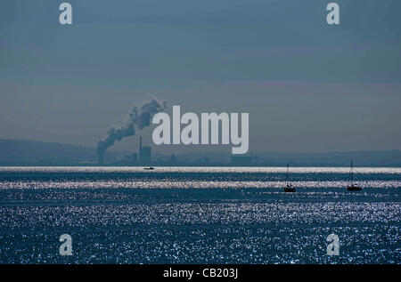 Swansea - UK 22. Mai 2012 - glitzernde Meer bei Mumbles in der Nähe von Swansea heute mit Port Talbot Stahlwerk in der Ferne über Swansea Bucht. Stockfoto