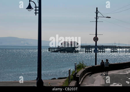 Swansea - UK 22. Mai 2012 - warmen Mai Sonnenschein im kleinen Dorf von Mumbles in der Nähe von Swansea, Südwales. Stockfoto