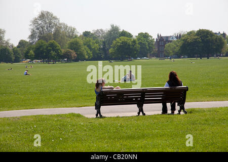 Dienstag, 22. Mai 2012. Menschen, die genießen Sonne auf Clapham Common, London, UK Stockfoto