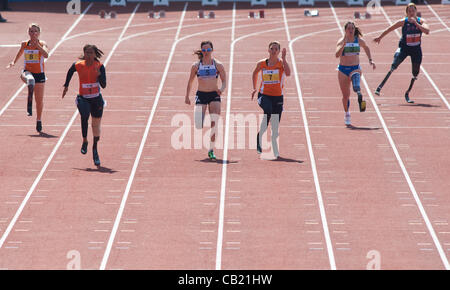 April Holmes (USA) (1) gewinnt die 100m T42 T43 T44 Kategorie in 13,46. Marlou van Rhyn (Niederlande) (5) 2. Platz in 13.58.Stephanie Reid (GB)(6) 3. 14.07 Paralympic World Cup am Sportcity, Manchester UK 22.05.2012 Stockfoto