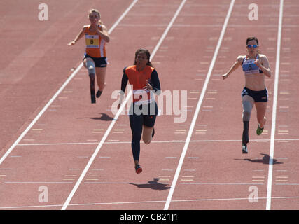 April Holmes (USA) (1) gewinnt die 100m T42 T43 T44 Kategorie in 13,46. Marlou van Rhyn (Niederlande) (5) 2. Platz in 13.58.Stephanie Reid (GB)(6) 3. 14.07 Paralympic World Cup am Sportcity, Manchester UK 22.05.2012 Stockfoto