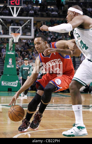 21.05.2012. Boston Massachusetts, USA.  Philadelphia-Sixers shooting Guard Evan Turner (12) Vergangenheit treibt, die Boston Celtics kleine Paul Pierce (34 Forward) bei den Boston Celtics 101-85-Sieg über die Philadelphia Sixer in Spiel 5 der Eastern Conference Halbfinale Playoff-Serie, bei der TD-Banknort Stockfoto