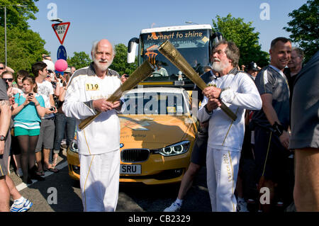 Olympische Fackel-Relais-Team bei Longwell Green, Bristol, UK.  22. Mai 2012. Stockfoto