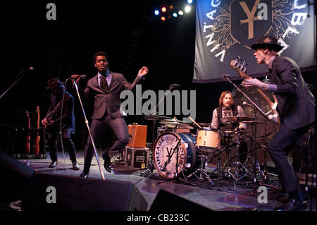 16. Mai 2012 - Nalle Colt (links), Ty Taylor (Mitte), Richard Danielson (zurück) und Rick Barrio Dill (rechts), der gefühlvollen Rockgruppe Vintage Trouble, führt an der Riviera-Theater in Chicago als unterstützende Act für The Cranberries. (Kredit-Bild: © Maureen Vana/ZUMAPRESS.com) Stockfoto