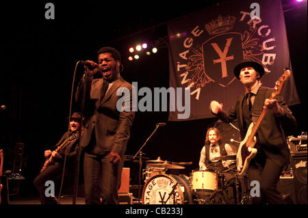 16. Mai 2012 - Nalle Colt (links), Ty Taylor (Mitte), Richard Danielson (zurück) und Rick Barrio Dill (rechts), der gefühlvollen Rockgruppe Vintage Trouble, führt an der Riviera-Theater in Chicago als unterstützende Act für The Cranberries. (Kredit-Bild: © Maureen Vana/ZUMAPRESS.com) Stockfoto