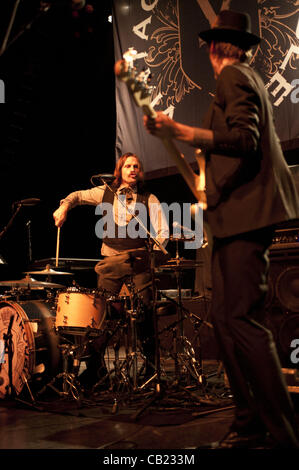 16. Mai 2012 - führt Richard Danielson (links) und Rick Barrio Dill (rechts), der gefühlvollen Rockgruppe Vintage Trouble, an der Riviera-Theater in Chicago als unterstützende Act für The Cranberries. (Kredit-Bild: © Maureen Vana/ZUMAPRESS.com) Stockfoto