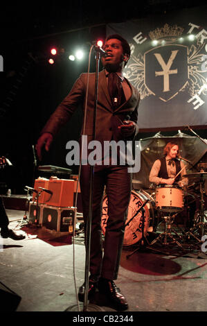 16. Mai 2012 - führt Ty Taylor (vorne) und Richard Danielson (zurück), der gefühlvollen Rockgruppe Vintage Trouble, an der Riviera-Theater in Chicago als unterstützende Act für The Cranberries. (Kredit-Bild: © Maureen Vana/ZUMAPRESS.com) Stockfoto