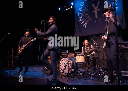 16. Mai 2012 - Nalle Colt (links), Ty Taylor (Mitte), Richard Danielson (zurück) und Rick Barrio Dill (rechts), der gefühlvollen Rockgruppe Vintage Trouble, führt an der Riviera-Theater in Chicago als unterstützende Act für The Cranberries. (Kredit-Bild: © Maureen Vana/ZUMAPRESS.com) Stockfoto