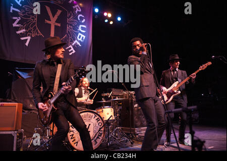 16. Mai 2012 - Nalle Colt (links), Ty Taylor (Mitte), Richard Danielson (zurück) und Rick Barrio Dill (rechts), der gefühlvollen Rockgruppe Vintage Trouble, führt an der Riviera-Theater in Chicago als unterstützende Act für The Cranberries. (Kredit-Bild: © Maureen Vana/ZUMAPRESS.com) Stockfoto