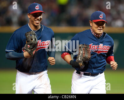 CLEVELAND, Ohio USA - 22. Mai: Cleveland Indians center Fielder Michael Brantley (23) und Cleveland Indians Recht Fielder Shin-soo Choo (17) gehen abseits des Feldes während der siebten Innings auf Progressive Field in Cleveland, Ohio, USA auf Dienstag, 22. Mai 2012. Stockfoto