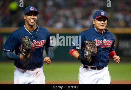 CLEVELAND, Ohio USA - 22. Mai: Cleveland Indians center Fielder Michael Brantley (23) und Cleveland Indians Recht Fielder Shin-soo Choo (17) gehen abseits des Feldes während der siebten Innings auf Progressive Field in Cleveland, Ohio, USA auf Dienstag, 22. Mai 2012. Stockfoto