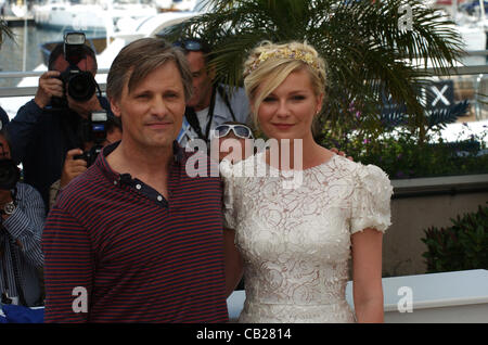 23. Mai 2012 - Cannes, Frankreich - CANNES, Frankreich - Mai 23: Viggo Mortensen und Kirsten Dunst besuchen die "On The Road" Fototermin während der 65. Annual Cannes Film Festival im Palais des Festivals am 23. Mai 2012 in Cannes, Frankreich. (Kredit-Bild: © Friedrich Injimbert/ZUMAPRESS.com) Stockfoto