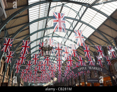 Union Jack-Flaggen in der Apple Markt, Covent Garden, London, UK. Diese Fahnen wurden früh, 23. Mai 2012 gesetzt. Stockfoto