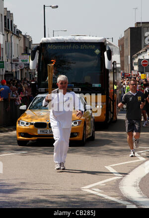 Mittwoch, 23. Mai 2012.  Swindon, Wiltshire, England, UK. Stephen Ratcliffe trägt die Olympische Fackel entlang Commercial Road in Swindon. Steve ist Vorsitzender der Newlands Park, eine Gemeinschaft Multi Sport Veranstaltungsort, im Besitz von Cheltenham Rugby Club. Stockfoto