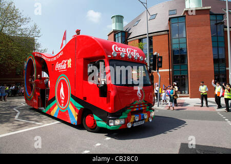 Mittwoch, 23. Mai 2012.  Swindon, Wiltshire, England, UK. Der Coca-Cola-Trainer signalisiert die bevorstehende Ankunft der Olympischen Fackel entlang Commercial Road in Swindon, Wiltshire.  Coca-Cola ist einer der Sponsoren der Olympischen Spiele 2012 in London. Stockfoto