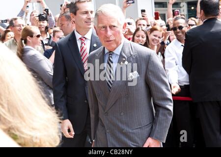 Prinz Charles, Prinz von Wales, Ankunft an der Ryerson University für die Digital Media Zone-Tour unterwegs für Prinz Charles und der Duchess of Cornwall in Toronto-di, Toronto, ON 22. Mai 2012. Foto von: Nicole Springer/Everett Collection Stockfoto