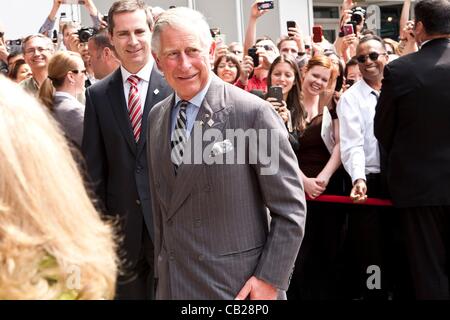 Prinz Charles, Prinz von Wales, Ankunft an der Ryerson University für die Digital Media Zone-Tour unterwegs für Prinz Charles und der Duchess of Cornwall in Toronto-di, Toronto, ON 22. Mai 2012. Foto von: Nicole Springer/Everett Collection Stockfoto