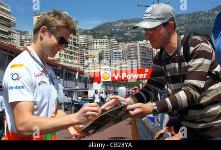 23.05.2012., Monaco.  Deutsche Formel1-Fahrer Nico Hülkenberg (L) von Force India kommt das Fahrerlager an der F1 Rennstrecke von Monte Carlo, Monaco, 23. Mai 2012. Der Grand Prix statt findet am 27. Mai. Stockfoto