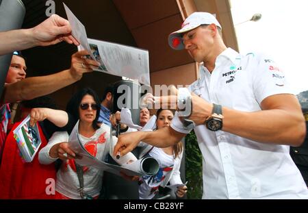 23.05.2012., Monaco.  Deutsche Formel1 Rennfahrer Michael Schumacher (R) of Mercedes AMG gibt Autogramme auf der Koppel an der F1 Rennstrecke von Monte Carlo, Monaco, 23. Mai 2012. Der Grand Prix statt findet am 27. Mai. Stockfoto