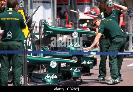 23.05.2012., Monaco.  Mechanik der Caterham bereitet vor der Team-Garage an der F1 Rennstrecke von Monte Carlo, Monaco, 23. Mai 2012. Der Grand Prix statt findet am 27. Mai. Stockfoto