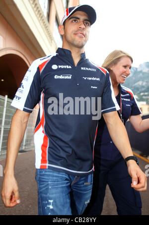 23.05.2012., Monaco.  Venezolanischer Autorennfahrer Pastor Maldonado von Williams führt durch das Fahrerlager an der F1 Rennstrecke von Monte Carlo, Monaco, 23. Mai 2012. Der Grand Prix statt findet am 27. Mai. Stockfoto