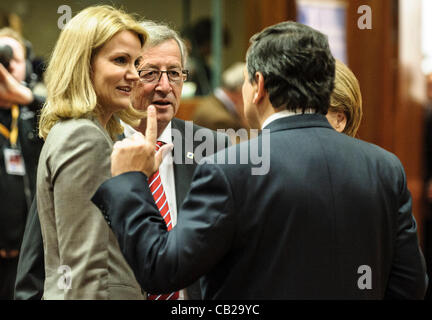 23. Mai 2012 - Brüssel, Bxl, Belgien - (L-R) Premierminister von Dänemark Helle Thorning-Schmidt, der luxemburgische Premierminister Jean-Claude Juncker und Barroso, der Präsident der Europäischen Kommission vor Beginn des informellen Staats-und Regierungschefs der EU Gipfel in Brüssel am 23.05.2012 von Wik Stockfoto