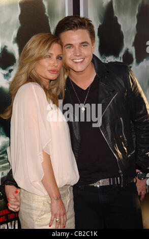 23. Mai 2012 - Hollywood, Kalifornien, USA - JESSE MCCARTNEY und EDITH SASOON besuchen die Premiere von "Tschernobyl-Tagebücher" im Cinerama Dome Theater. (Kredit-Bild: © Phil Roach/Globe Photos/ZUMAPRESS.com) Stockfoto