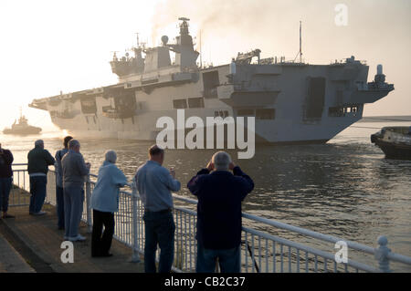 Fluss Wear, UK. 24. Mai 2012. HMS Ocean tritt der Fluss Wear, für einen Besuch in ihrer Wahlheimat von Sunderland. Während der Olympischen Spiele in London spielt sie eine zentrale Rolle bei der Unterstützung der Sicherheit. © Colin Edwards / Alamy Live News Stockfoto