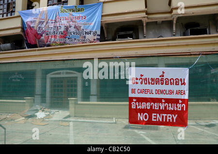 Abriss beginnt des Downtown Inn in Chiang Mai, Thailand auf Donnerstag, 24. Mai 2012. Das Hotel war mit der ungeklärte Todesfälle von mehreren Reisenden verbunden, seine Einrichtungen im Frühjahr 2011 verwendet. Stockfoto