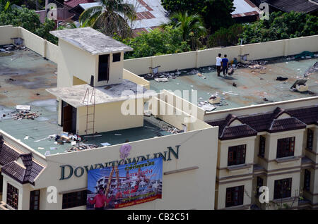 Abriss beginnt des Downtown Inn, Chiang Mai, Thailand am Donnerstag, 24. Mai 2012. Das Hotel war für den Tod von mehreren Reisenden verbunden, seine Einrichtungen im Frühjahr 2011 verwendet. Stockfoto