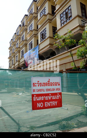 Abriss beginnt des Downtown Inn, Chiang Mai, Thailand am Donnerstag, 24. Mai 2012. Das Hotel war mit der ungeklärte Todesfälle von mehreren Reisenden verbunden, seine Einrichtungen im Frühjahr 2011 verwendet. Stockfoto