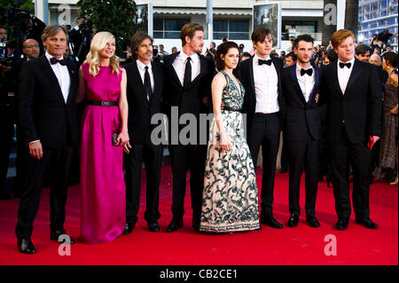 L-r: Viggo Mortensen (Schauspieler), Kirsten Dunst (Schauspielerin), Walter Salles (Regisseur), Garret Hedlund (Schauspieler), Kristen Stewart (Schauspielerin), Tom Sturridge (Schauspieler), Sam Riley (Schauspieler), Danny Morgan (Schauspieler) am roten Teppich Ankünfte für film "On The Road" 65. Cannes Film Festival 2012 Palais des Festival, Cannes, Stockfoto