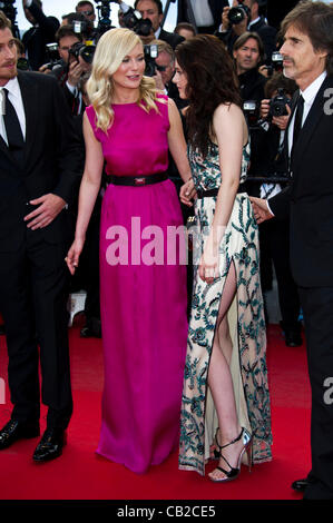 L-r: Kirsten Dunst (Schauspielerin), Kristen Stewart (Schauspielerin), Tom Sturridge (Schauspieler) am roten Teppich Ankünfte für film "On The Road" 65. Cannes Film Festival 2012 Palais des Festival, Cannes, Frankreich Mittwoch, 23. Mai 2012 Stockfoto