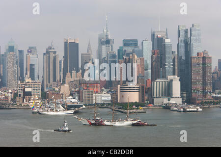 US Coast Guard Viermastbark Eagle beteiligt sich an der Parade der Segelschiffe auf dem Hudson River mit anderen Großsegler in der Nähe das Intrepid Sea, Air and Space Museum in New York City, USA auf Mittwoch, 23. Mai 2012.  Die Parade der Segelschiffe gekickt aus Flotte Woche New York City, eine jährliche Veranstaltung feiern Meer Dienstleistungen. Stockfoto