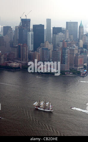 Luftbild der US-Küstenwache groß Segelschiff Adler New Yorker Hafen während einer Parade von groß und militärischen Schiffen auf dem Hudson River betritt, 23. Mai 2012 in Fleet Week in New York City, New York teilzunehmen.  Fleet Week New York 2012 markiert das 25. Jahr feierte die Stadt des Landes Meer Dienstleistungen hat. Stockfoto