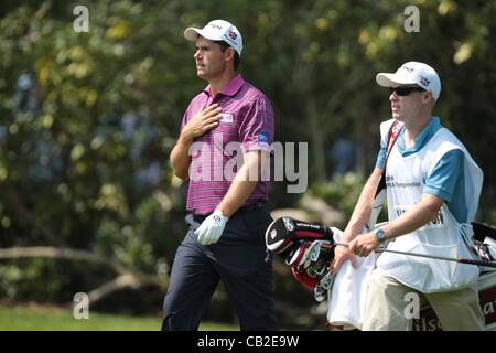 VEREINIGTES KÖNIGREICH. 24.05.2012 Wentworth, England. Padraig Harrington (IRE) Wlaks nach seinem Schuss aus dem Rough tagsüber 1 der BMW PGA Championship. Stockfoto