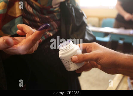 23. Mai 2012 - Kairo, taucht Kairo, Ägypten - ägyptische Frau den Finger auf die Tinte, die ihre Stimme in der ersten Runde der Präsidentschaftswahlen in Ägypten, in einem Wahllokal in Kairo, Ägypten, 24. Mai 2012 abzugeben. für die ersten Präsidentschaftswahlen seit dem Sturz des ehemaligen Präsidenten Hosni Mubarak im Februar Stockfoto