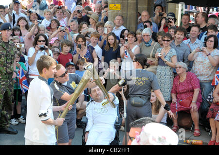 Tausende von Menschen aller Generationen kamen zusammen, um die Olympische Fackel durch feiern die Cotswold Stadt von Cirencester uk am Mittwoch 23. Mai 2012.The Sonne schien um zu schaffen, eine wirklich gute Party atmosphere.jake Ashton Studienjahr 10 Wildpark übergibt die Flamme Mangold markieren. Stockfoto