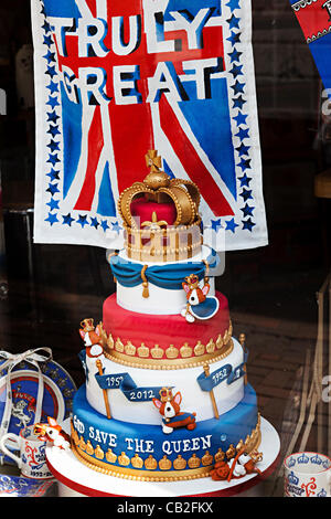 Royal Jubilee Hand gebacken Kuchen mit God Save The Queen und wirklich tolle Teatowel Flagge wird in einem Schaufenster im Vorfeld der Veranstaltung in Abergavenny, Wales, UK, Donnerstag, 24. Mai 2012 Stockfoto