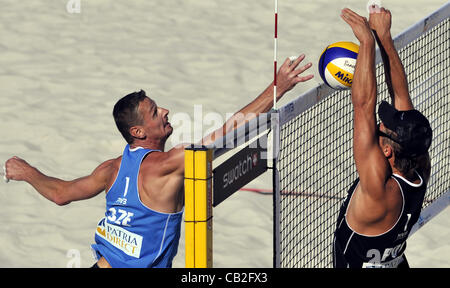 Patria Direct offen, Beach Volleyball Swatch World Tour, Tschechische Republik-Polen in Prag, Tschechien am 24. Mai 2012. Premysl Kubala (links) aus Tschechien und Michal Kadziola (rechts) aus Polen. (CTK Foto/Vit Simanek) Stockfoto