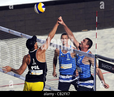 Patria Direct offen, Beach Volleyball Swatch World Tour, Tschechische Republik-Polen in Prag, Tschechien am 24. Mai 2012. Premysl Kubala (Mitte) und Petr Benes (rechts) aus der Tschechischen Republik und Michal Kadziola (links) aus Polen. (CTK Foto/Vit Simanek) Stockfoto