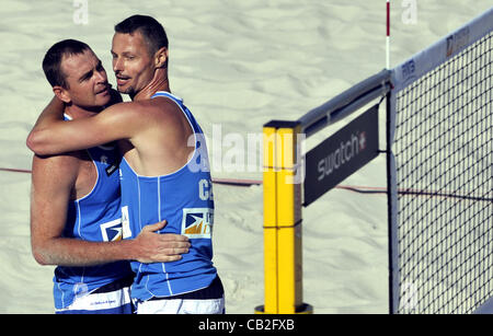 Patria Direct offen, Beach Volleyball Swatch World Tour, Tschechische Republik-Polen in Prag, Tschechien am 24. Mai 2012. Premysl Kubala (rechts) und Petr Benes (links) aus der Tschechischen Republik und Michal Kadziola und Jakub Szalankiewicz aus Polen. (CTK Foto/Vit Simanek) Stockfoto